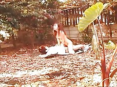 Азија бебе е fucked во градината на некои трудови