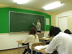 Бебе добива нејзините мали цицки бакна и пичка лижеше од студ